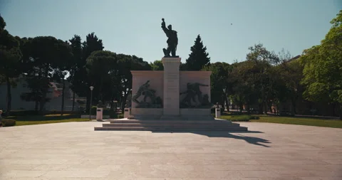 Monument in Tito Park Vídeo Stock 335195209