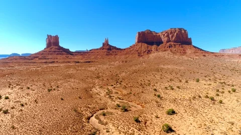 Monument Valley landscape in the summertime. Vídeos de archivo 113649203