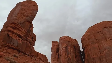 Monument Valley Timelapse of clouds passing through three rock foramations 動画素材 309052010