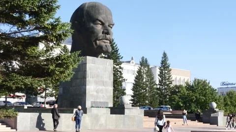 Monument to V.I. Lenin on the main square of the city. Stock Footage 285380504