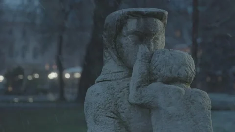 Monument of a woman with a child up close in Sofia with snowfall in slow motion Vídeos de archivo 296230997