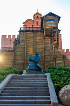 Monument to Yaroslav the Wise in front of the Golden gate of Kiev, Ukraine Fotos de archivo