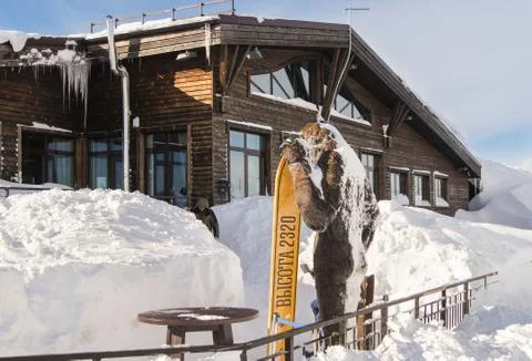 Monument yeti with ski. 库存照片