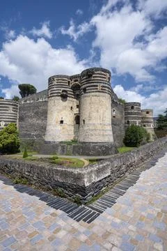 Monumental castle complex from the 13th century with distinctive tower Stockfoto's