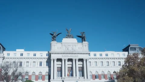 Monumental façade with winged statues in Madrid, Palacio de Fomento Vídeos de archivo 303095041