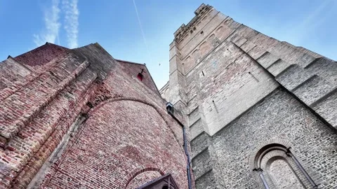 Monumental stone and brick facade with Gothic arches in Bruges. Vídeos de archivo 333196962