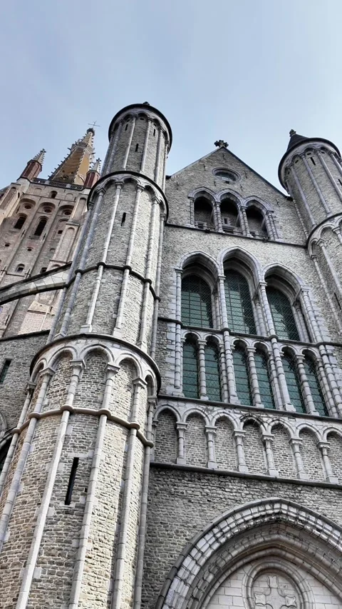 Monumental stone and brick facade with Gothic arches in Bruges. Vídeos de archivo 333200932
