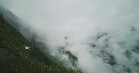 Moody atmosphere, clouds, and mist in the North Cascades 4K Vídeos de archivo 138340568