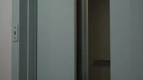 Moody empty elevator closing 库存影片 336442494