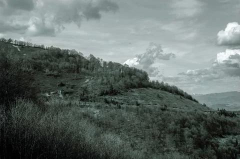 Moody mountain hillside under dramatic cloudy sky Fotos de archivo