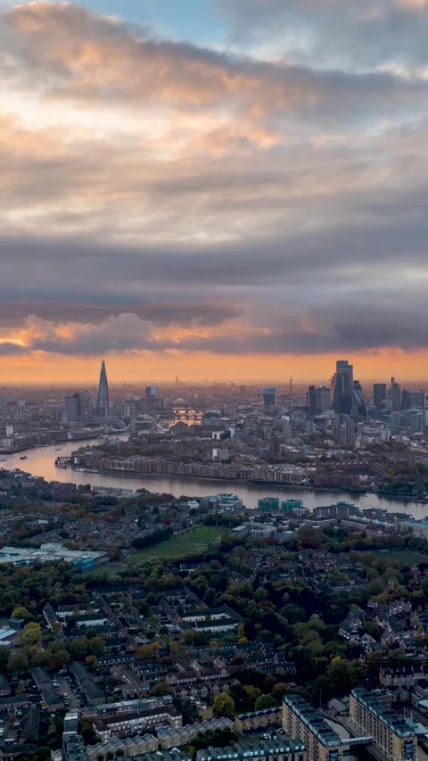 Moody sunset to night time lapse view of the London skyline Video stock 312162591