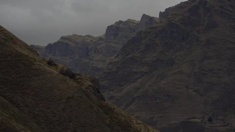 Moody wide landscape of dramatic, rugged Andean mountain ridges under an Vidéo 347901666