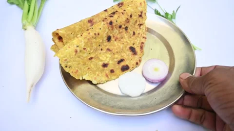 Mooli paratha or Radish flatbread. Vídeo Stock 259567966