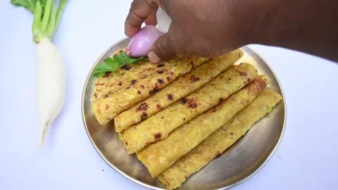 Mooli paratha or Radish flatbread. Vídeo Stock 259568086