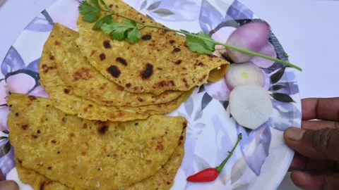 Mooli paratha or Radish flatbread. Vídeo Stock 259568352