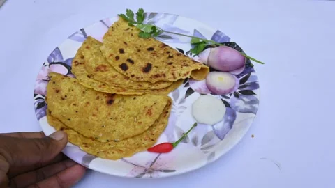 Mooli paratha or Radish flatbread. Vídeo Stock 259568435