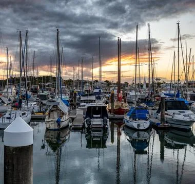 MOOLOOLABA, AUSTRALIA - Aug 12, 2021: A shot of a coastal marina of parked bo Fotos Stock
