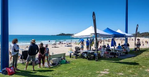 MOOLOOLABA, AUSTRALIA - Aug 28, 2021: People enjoy a vacation on the Sunshine Fotos Stock