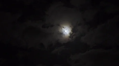 Moon and clouds at night sky. Vídeo Stock 84260367