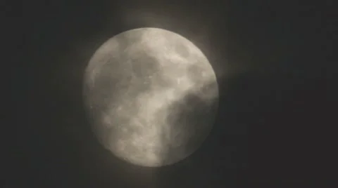 Moon and drifting clouds on a hazy night 库存影片 6540494