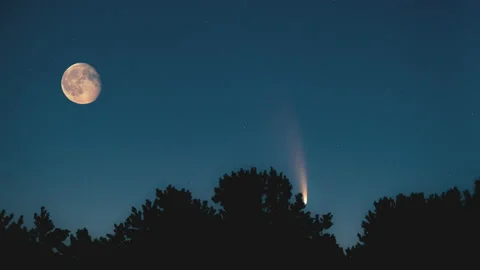 The moon and flighting comet on the evening starry sky background. time lapse Vídeos de archivo 136134959