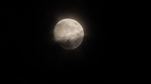 Moon and slowly drifting clouds Vídeo Stock 6543537