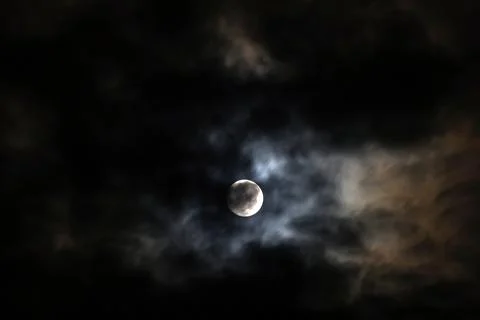 The Moon behind the clouds. The moon in a partially clouded colorful sky. Foto stock