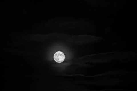 Moon between the clouds in black and white full moon halloween monthly cycle  Foto stock
