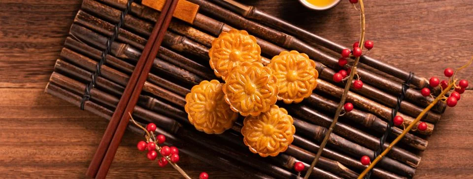 Moon cake Mooncake table setting - Chinese traditional pastry with tea cups o Foto stock