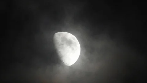 Moon with clouds in the night sky. Mysterious night sky with cloudy weather 스톡 동영상 116811949