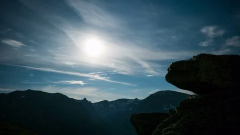 The Moon &amp; Clouds Over Rocky Mountain National Park Time Lapse Vidéo 77404472