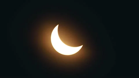 The moon covering the sun in a total eclipse Vídeo Stock 145071510