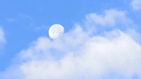 The moon crosses the cloudy sky. Time lapse Video stock 78748652