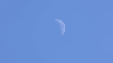 Moon at day with cloud real no CG.4k 動画素材 82397571