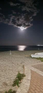 The moon e the sea Foto stock
