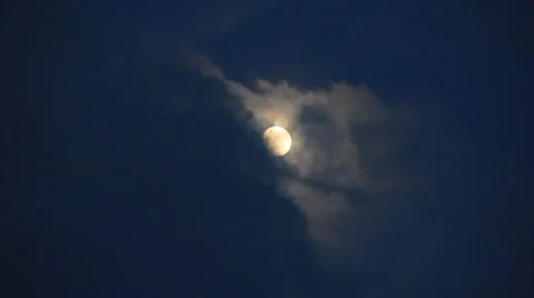 Moon in the evening mist Stockbeeldmateriaal 8651042