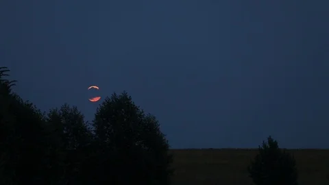 The moon in the evening sky. The clouds are floating on the moon. moon rise Stockbeeldmateriaal 94420009