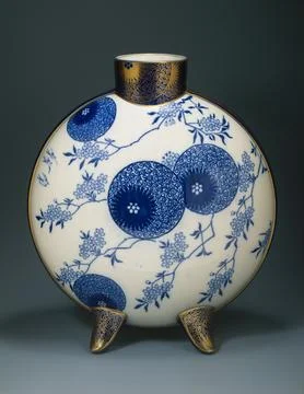 Moon flask ca. 187882 Designed by Henry Slater This vase is of the oriental.. 스톡 사진