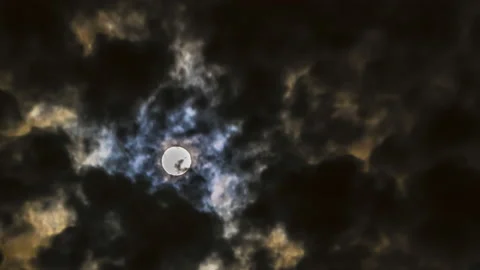 Moon flying through the clouds, time lapse. Video stock 103437988