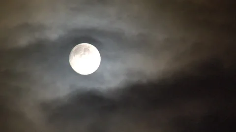 Moon in grey clouds Vídeo Stock 27566612