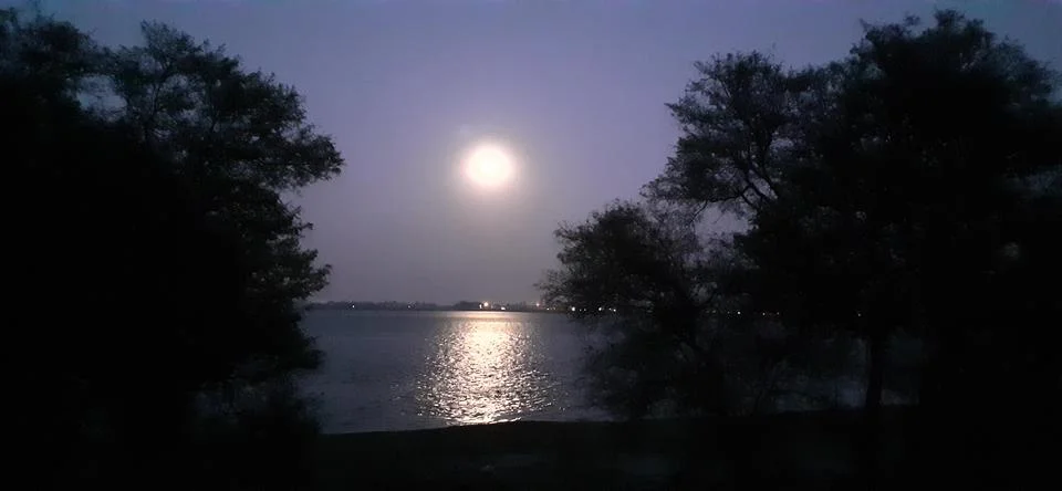 Moon Light Reflection on River Water Foto stock