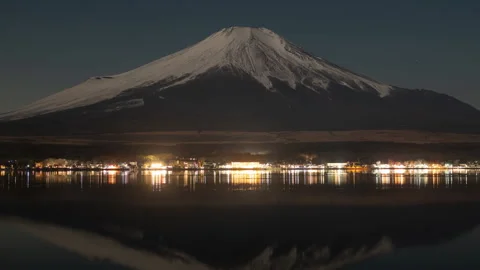 Moon-Lit Mt. Fuji Reflected in Lake Yamanaka at Night (Timelapse | ZOOM OUT) 스톡 동영상 302155422