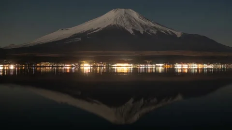 Moon-Lit Mt. Fuji Reflected in Lake Yamanaka at Night (Timelapse | PANNING) 스톡 동영상 302156426
