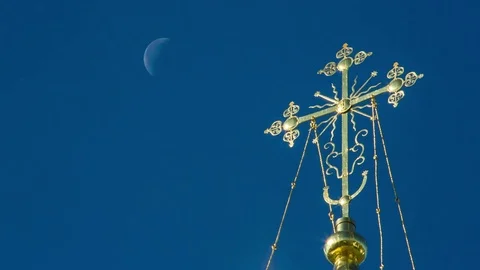 The moon movement over the cross og chirch timelapse Stock-Footage 83364626