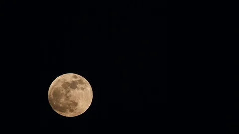 The moon moves in the night sky Video stock 111187830