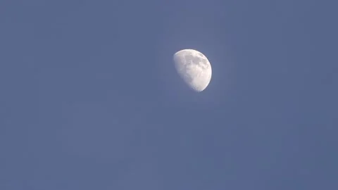 The Moon moves in the sky above the clouds (accelerated) 库存影片 154539000