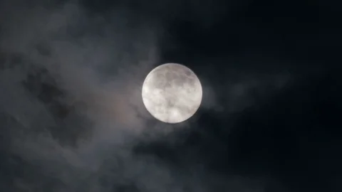 Moon moving between clouds Vídeos de archivo 75552846