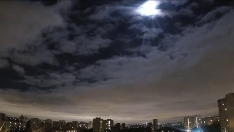 Moon in the night sky among the clouds timelapse 스톡 동영상 77282968