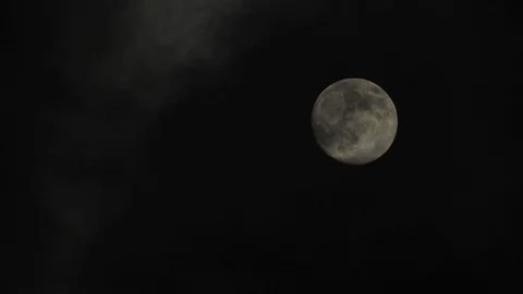 Moon in the night sky with clouds 스톡 동영상 105606881