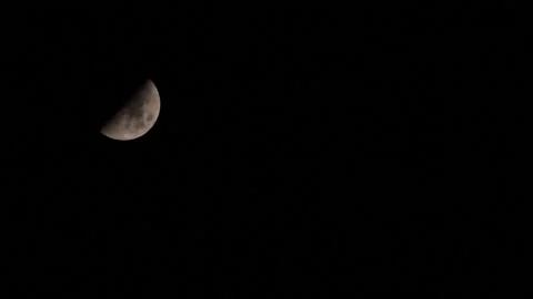 Moon in the night sky. Crescent Moon in the dark night sky 스톡 동영상 146048182